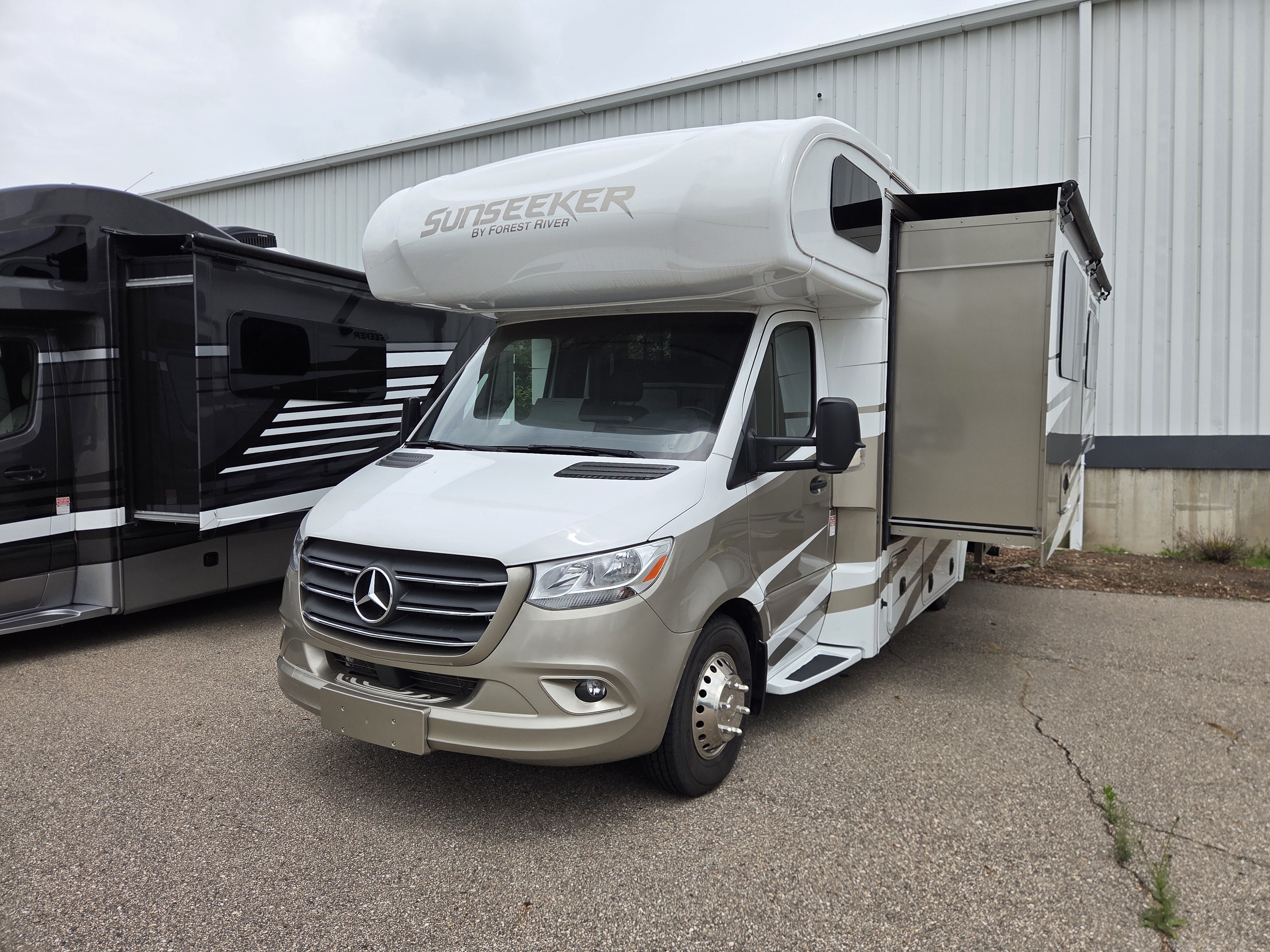 2025 Forest River Sunseeker 2400BDS - Image 3