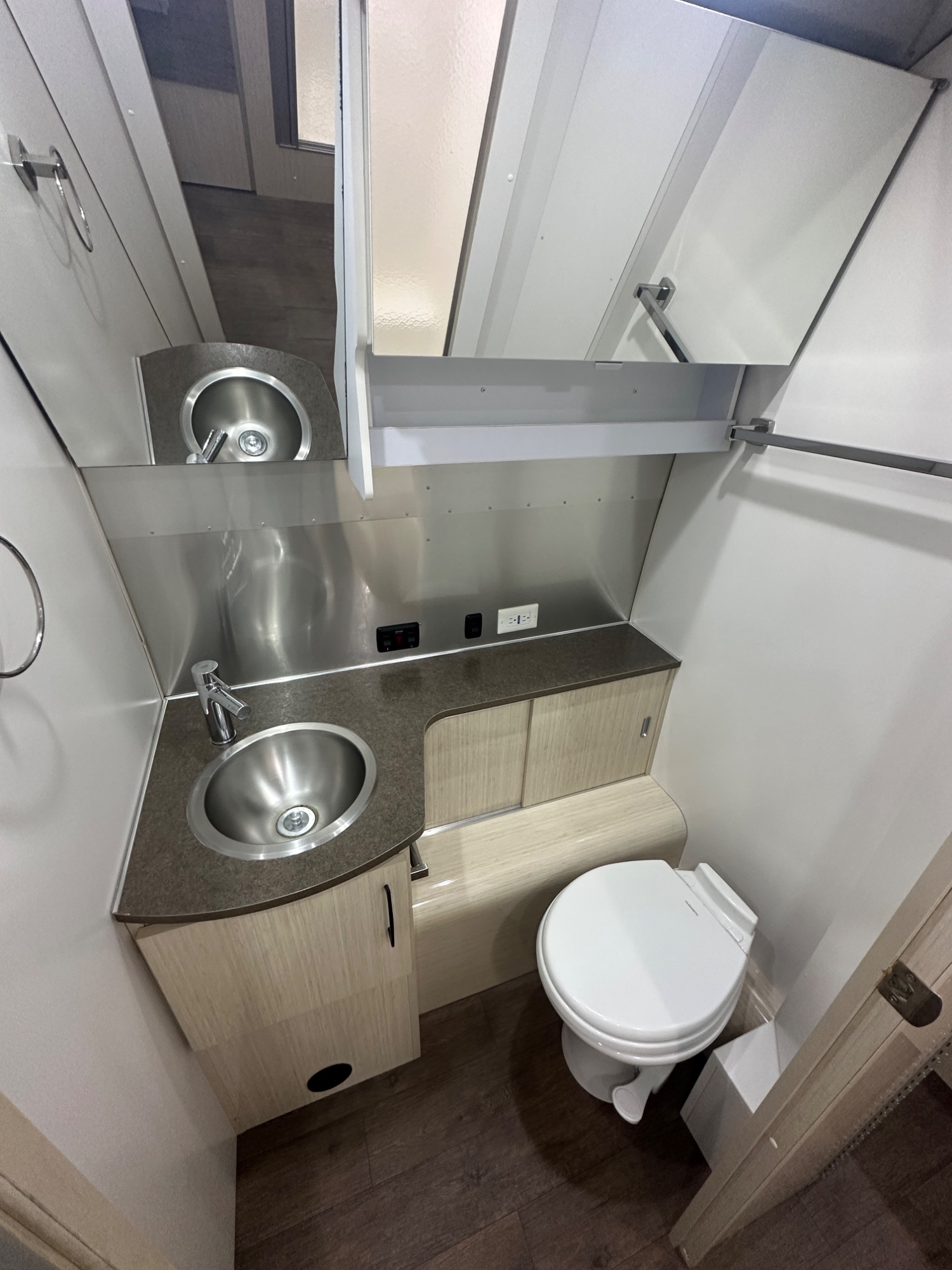 2019 Airstream International Serenity 28RBQ - Image 22