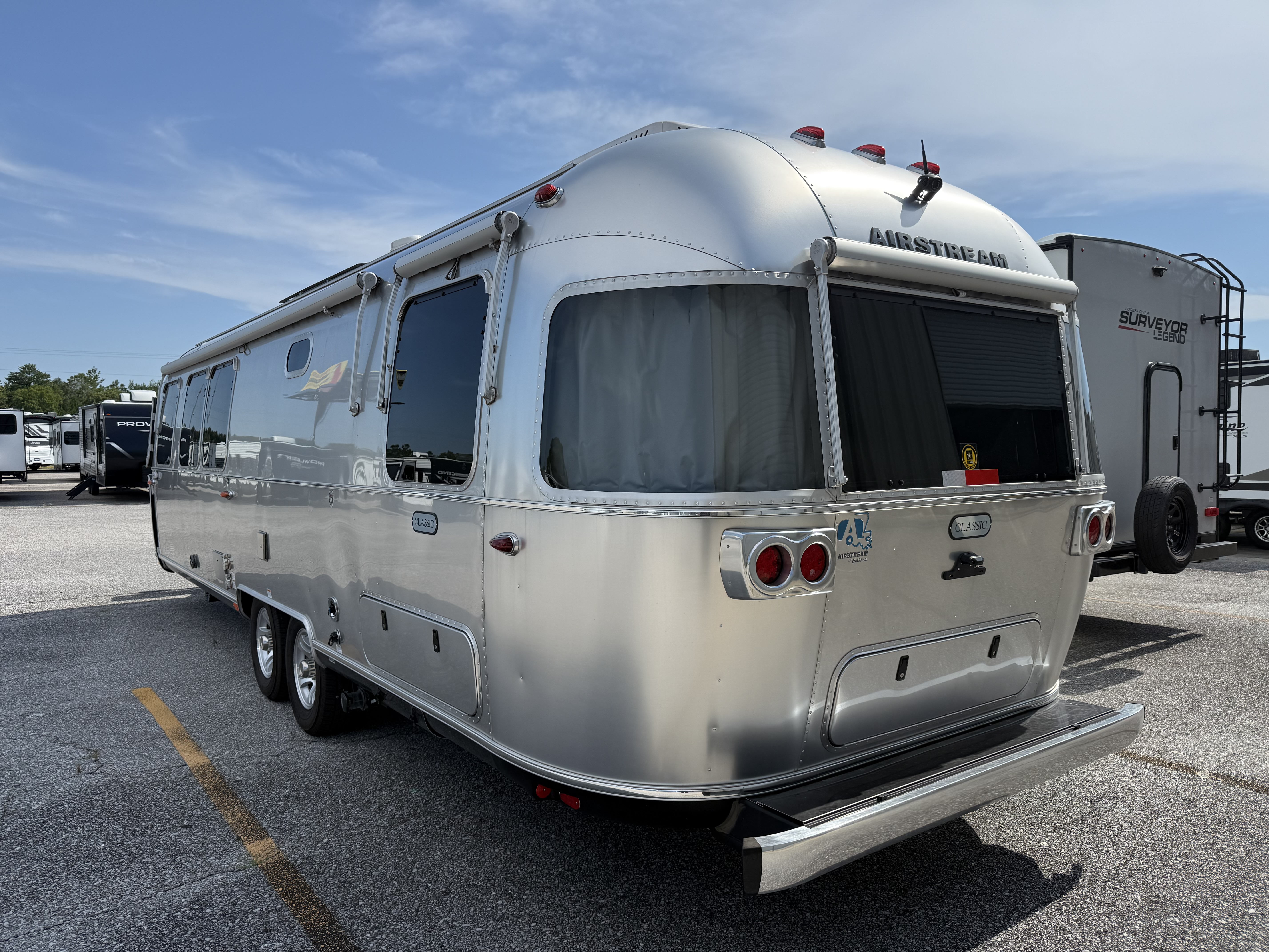 2025 AIRSTREAM CLASSIC 30RB - Image 3