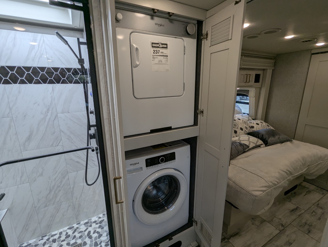 2026 Fleetwood Discovery LXE 40M - Image 39