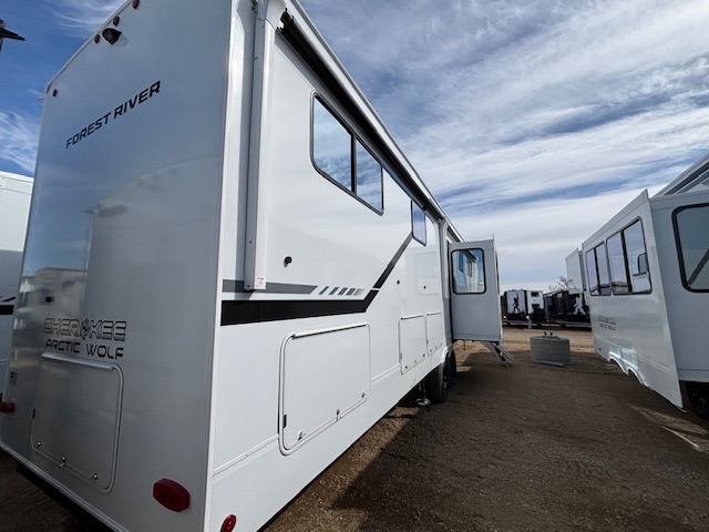 2026 CHEROKEE ARCTIC WOLF 3950 SUITE - Image 5