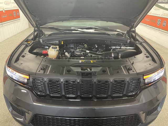2025 Jeep Grand Cherokee Altitude X 4X4 - Image 12