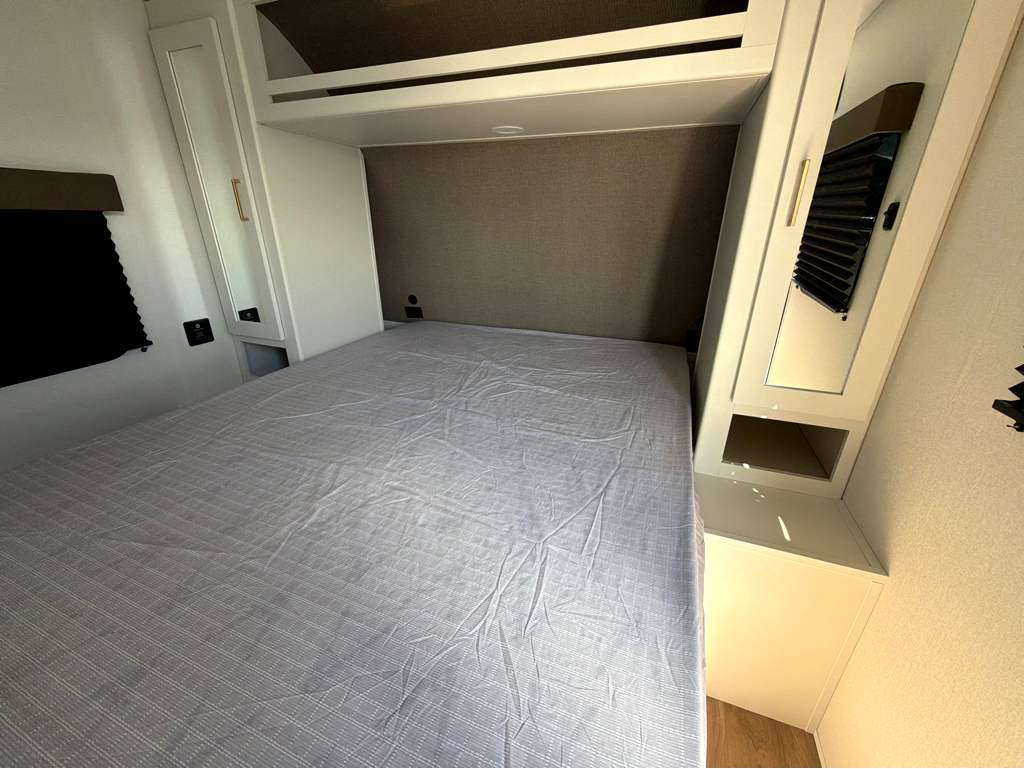 2027 GRAND DESIGN TRANSCEND 23BHX - Image 33