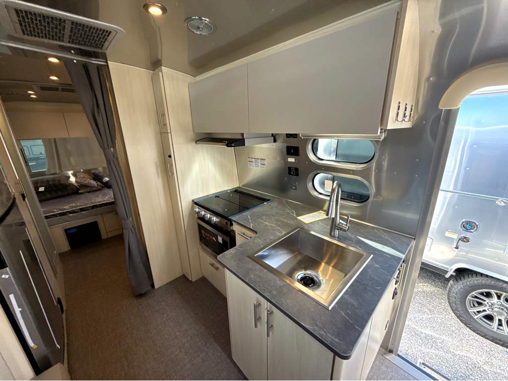 2026 AIRSTREAM FLYING CLOUD 25FBQ - Image 11