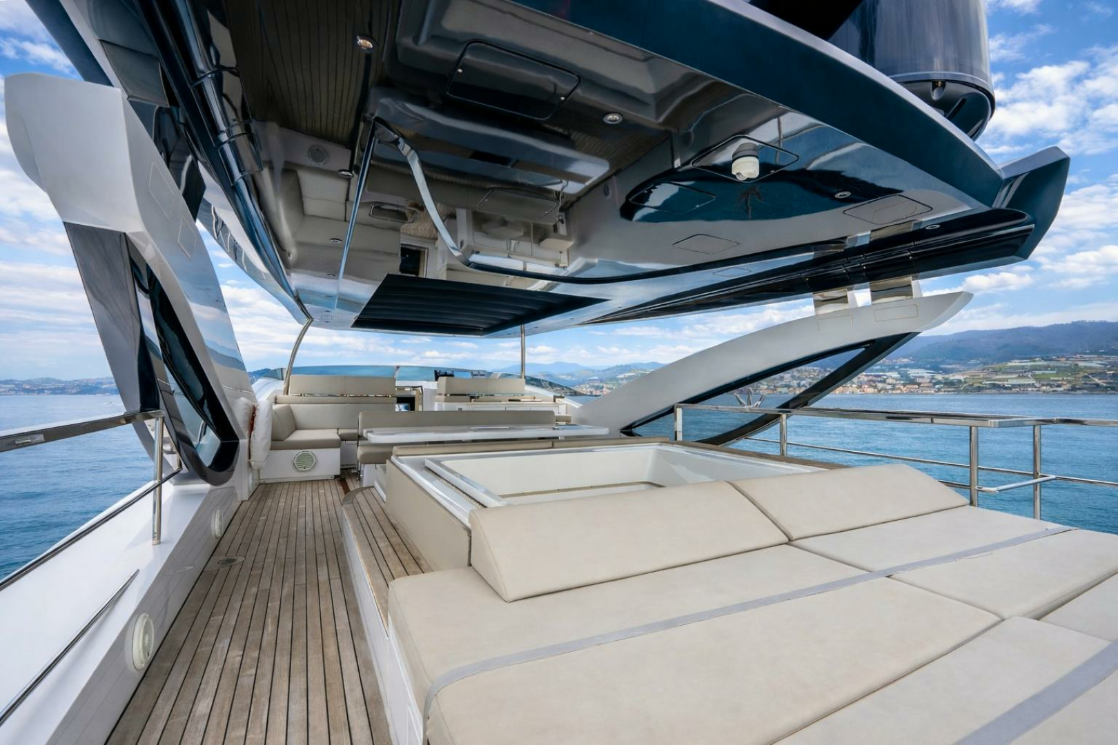 2018 Dominator Yachts Dominator Ilumen Base - Image 36