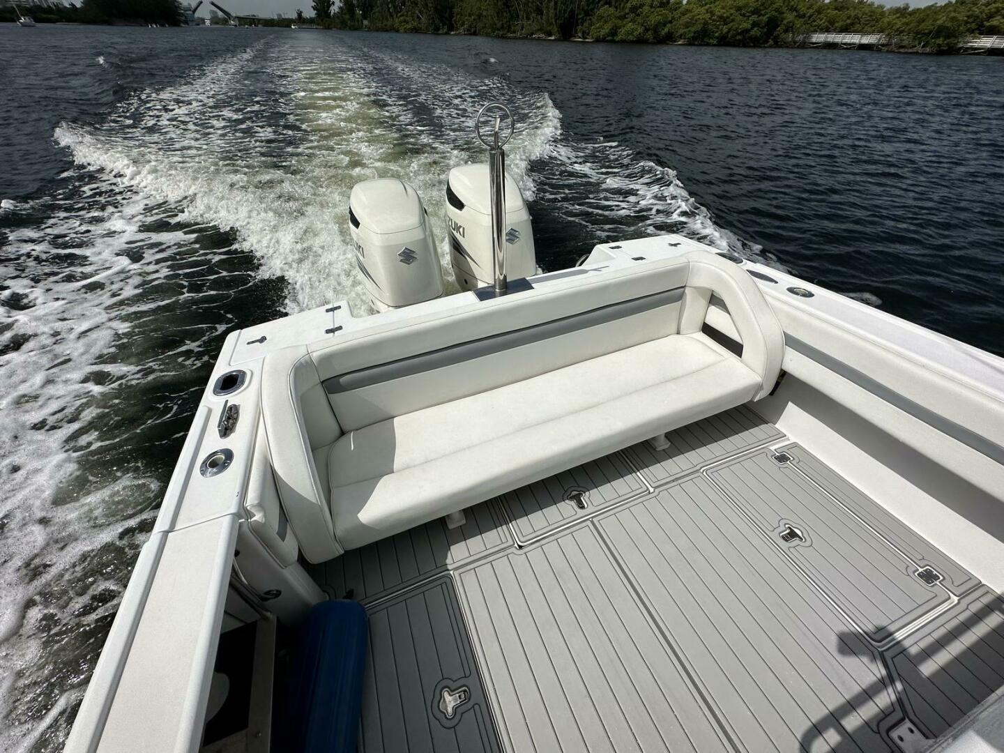 2003 Intrepid 32 - Image 16