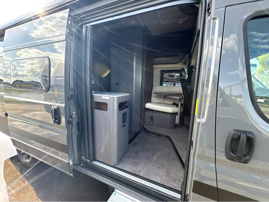 2027 GRAND DESIGN LINEAGE SERIESVP LVP2 - Image 8