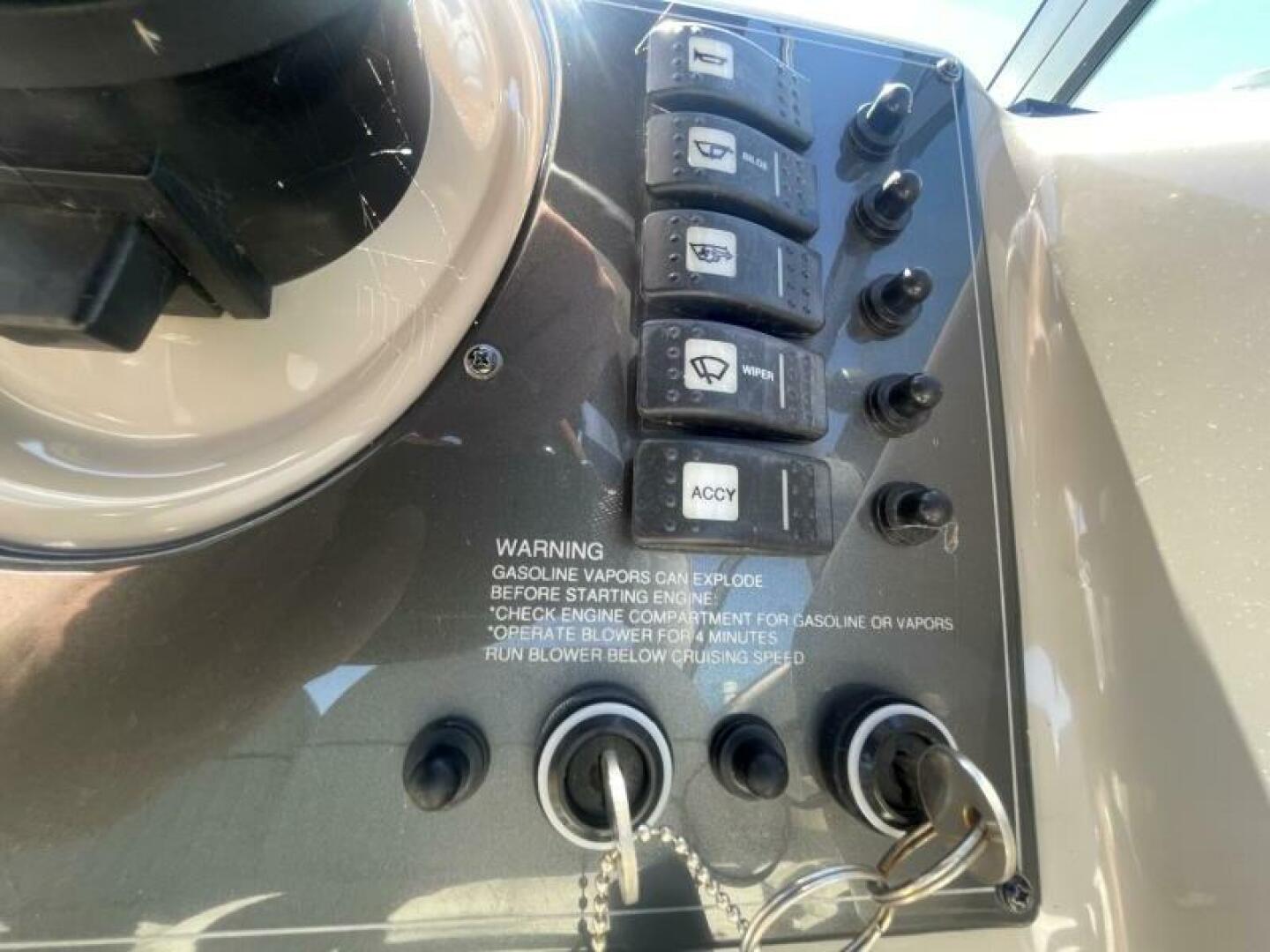 2005 Monterey 322 Cruiser - Image 21