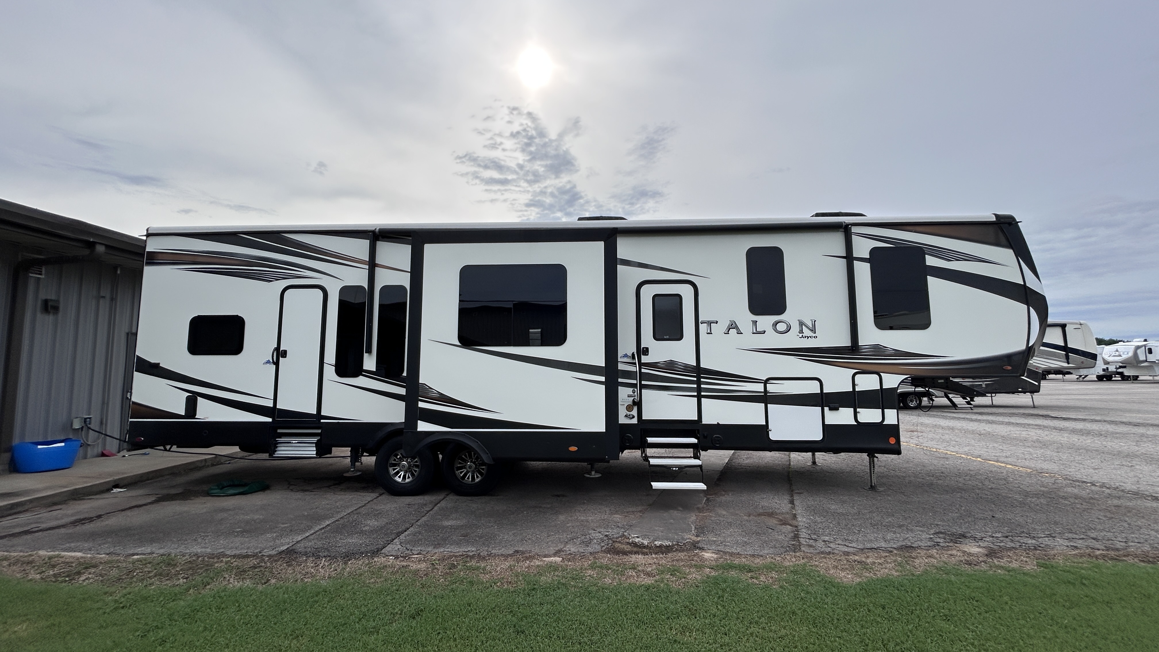 2019 Jayco Talon 403T - Image 2