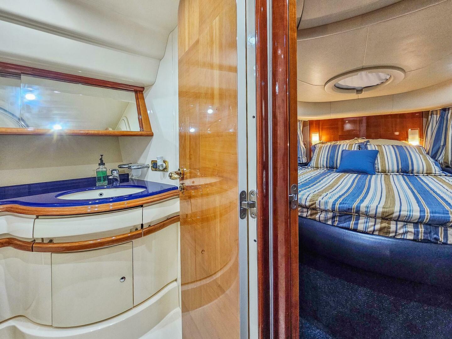 2005 Azimut 55 flybridge - Image 32