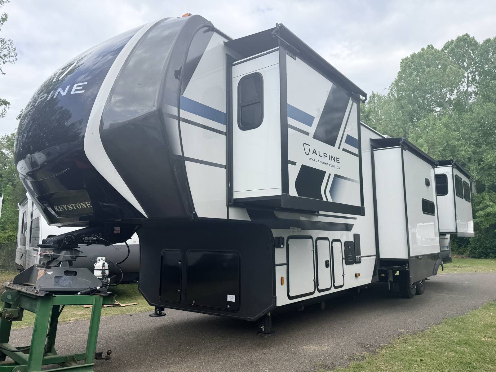 2026 Keystone Alpine Avalanche Edition 381DL - Image 3