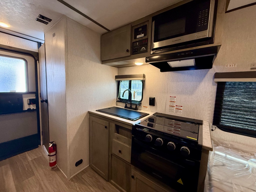 2027 Sun Lite 16BH - Image 9