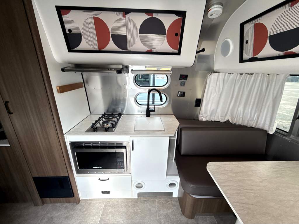 2022 AIRSTREAM CARAVEL 19CB - Image 10