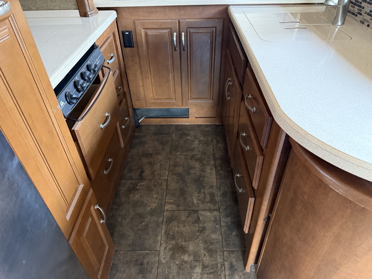 2014 Thor Motor Coach Challenger 37GT - Image 9