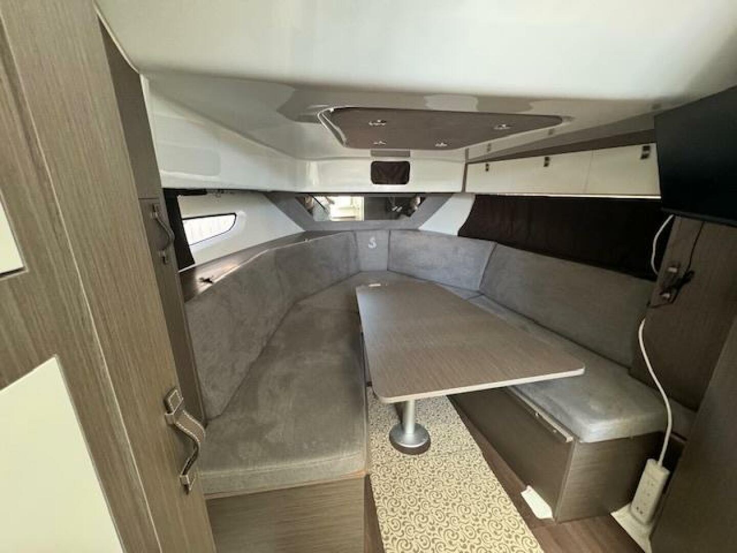 2022 Beneteau 32 Gran Turismo - Image 5
