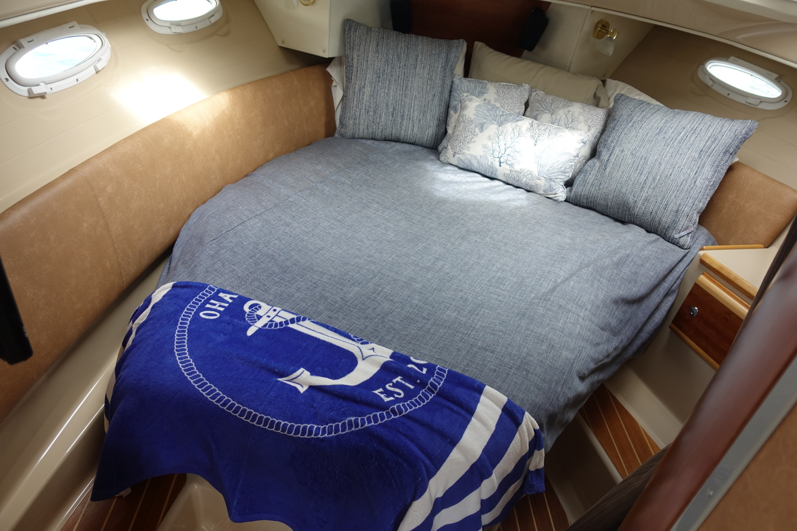 2015 Cutwater 30 Sedan - Image 11