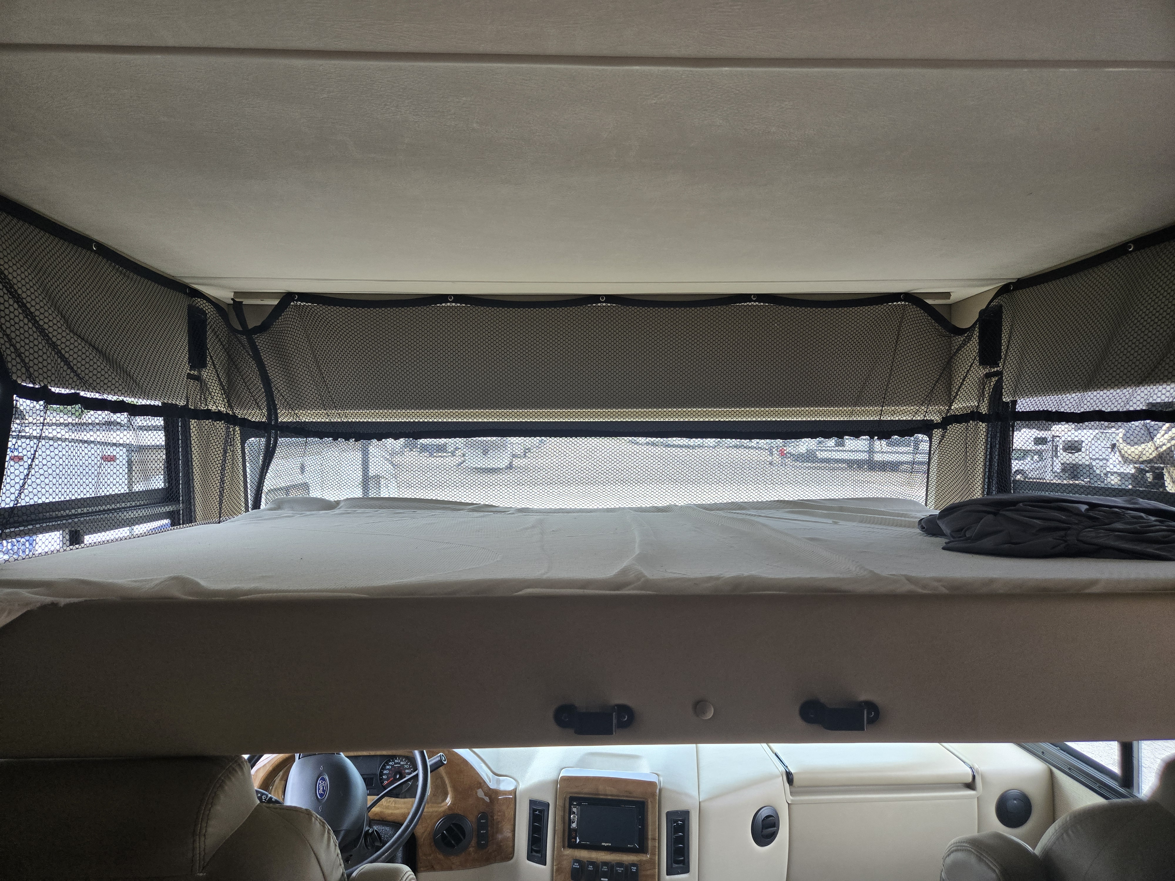 2018 Thor Motor Coach Hurricane 35M - Image 24