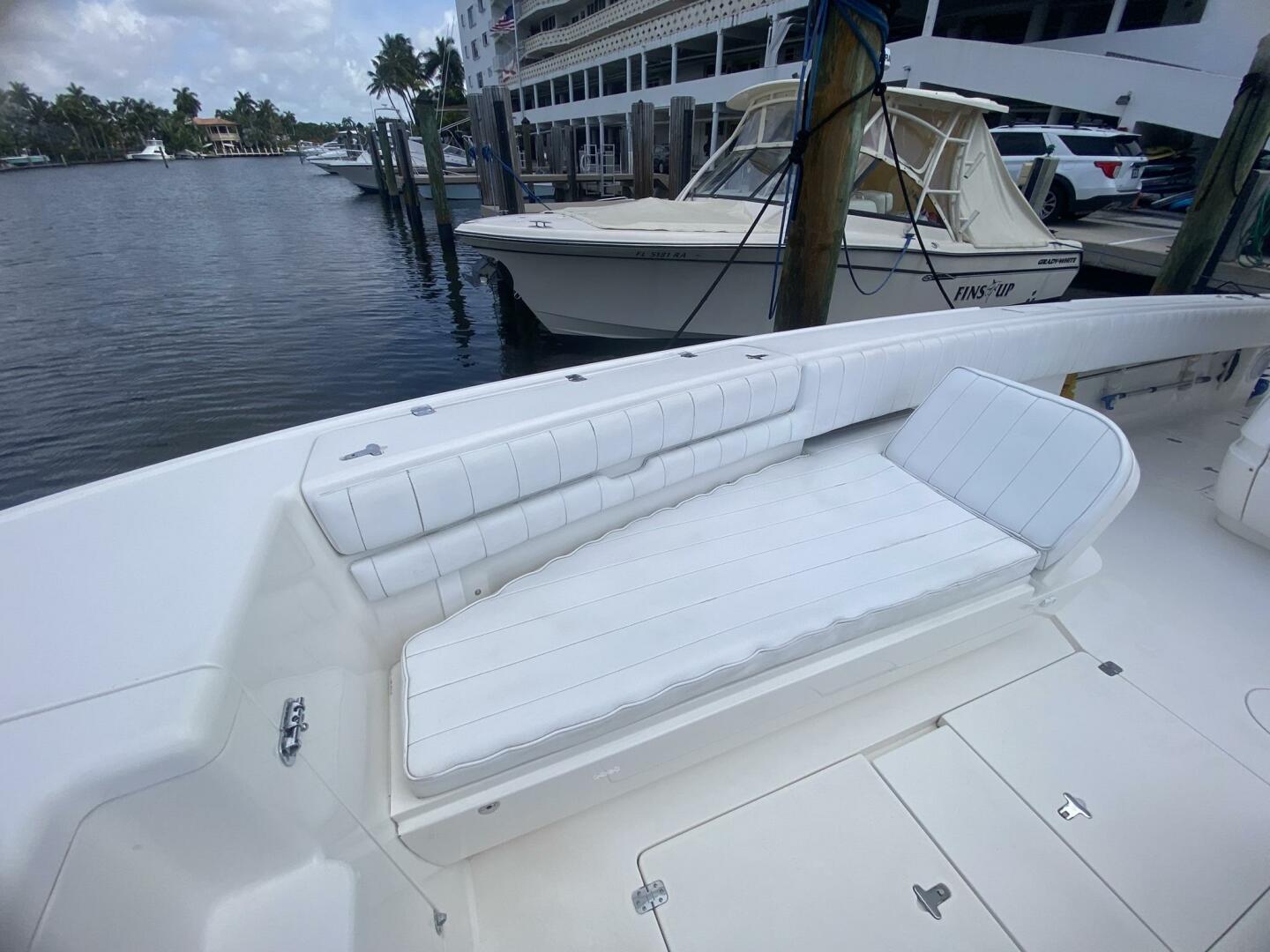 2006 Intrepid 370 - Image 23