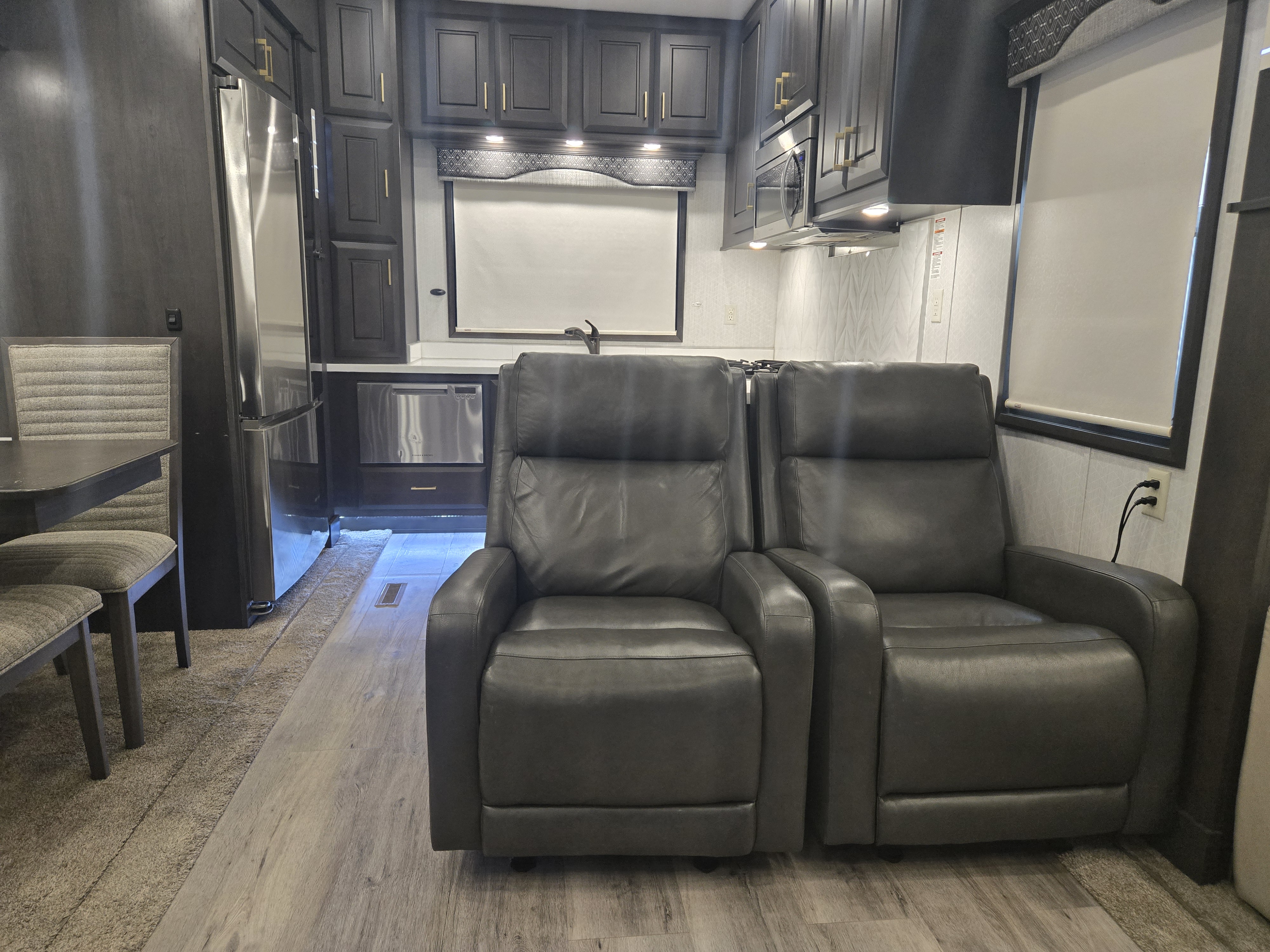 2021 DRV Mobile Suites 41RKDB - Image 11