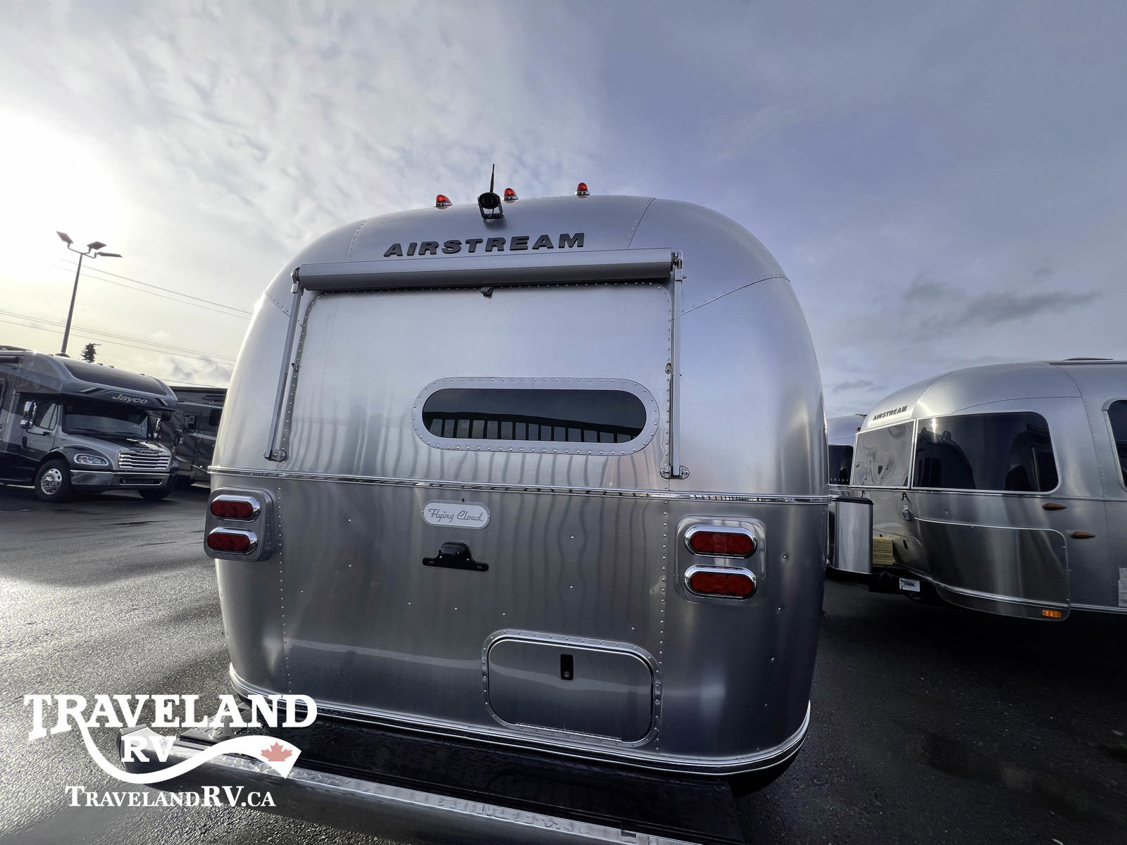 2025 Airstream Flying Cloud 30FB Bunk - Image 4