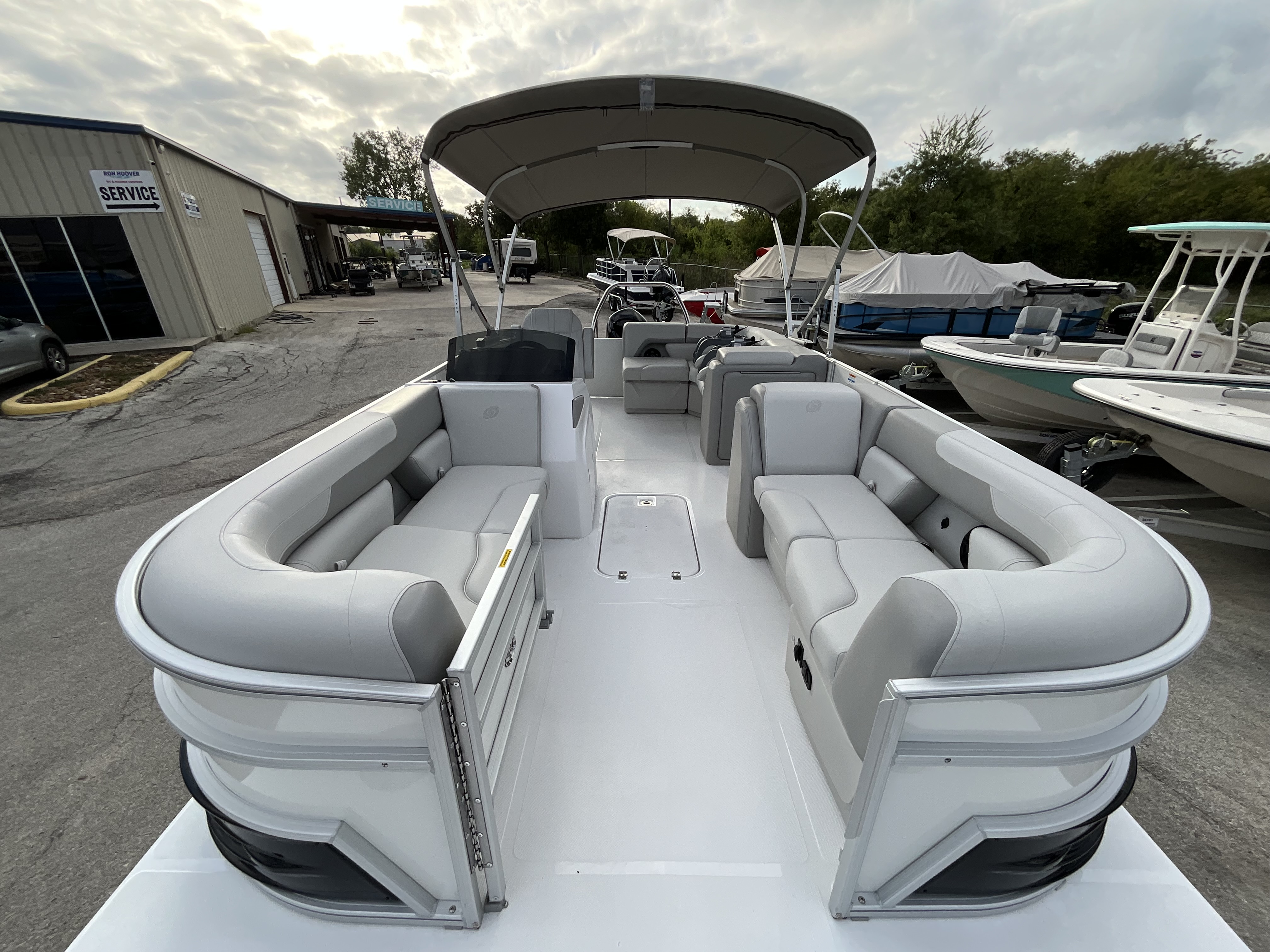 2027 Hurricane FunDeck 2360 REF - Image 32