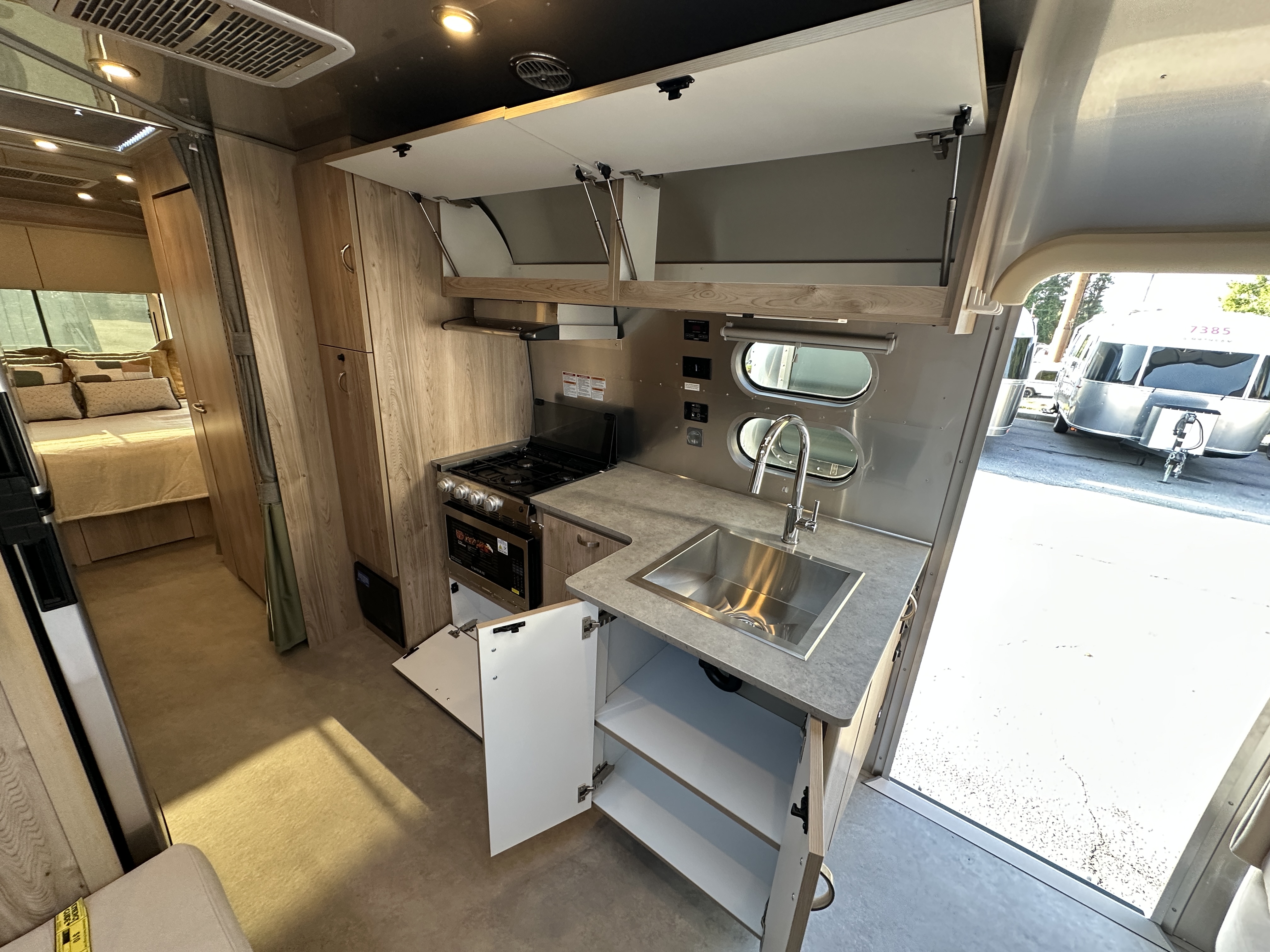2027 Airstream Flying Cloud 27FB - Image 16