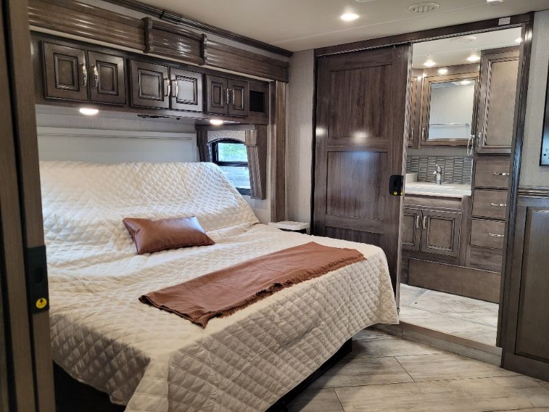 2022 Fleetwood Discovery 38K - Image 18