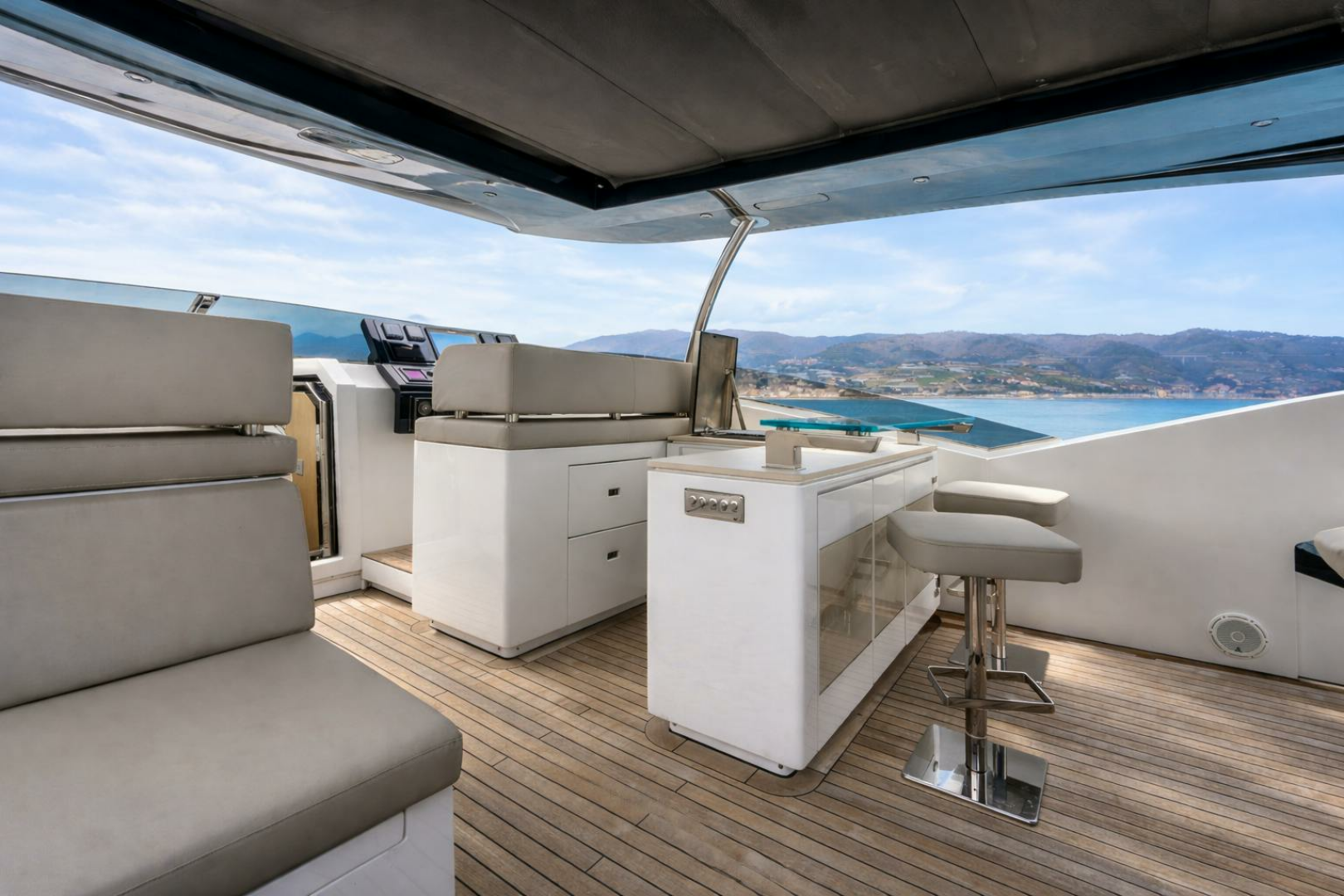 2018 Dominator Yachts Dominator Ilumen Base - Image 35