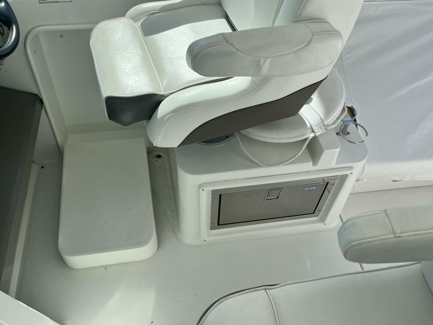 2008 Cruisers Yachts 390 Sport Coupe - Image 12