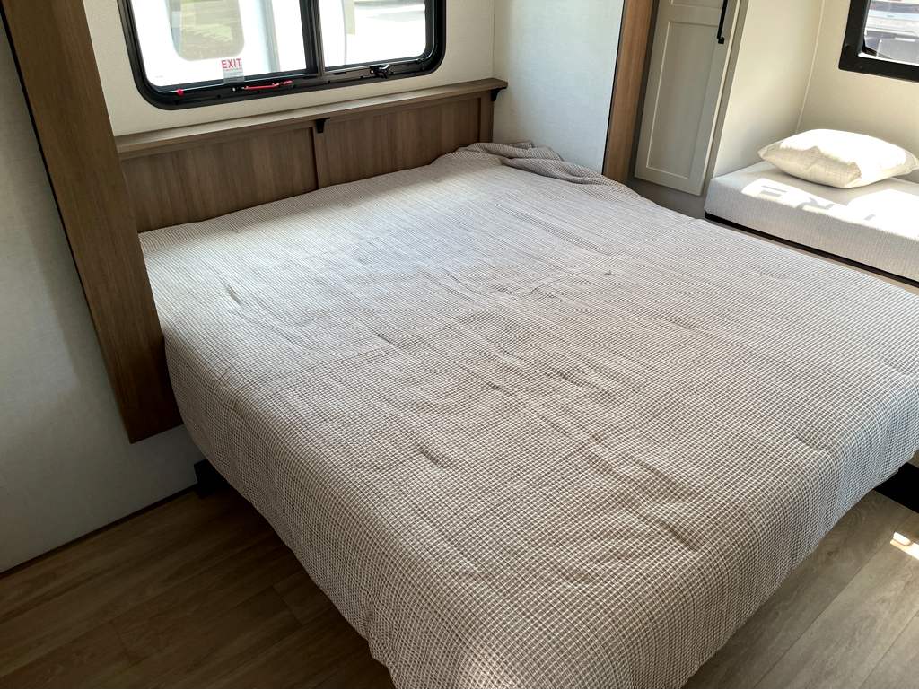 2027 VENTURE RV SPORTTREK 353VIK - Image 26