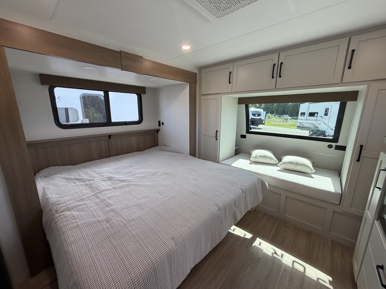 2027 VENTURE RV SPORTTREK 343VIB - Image 55