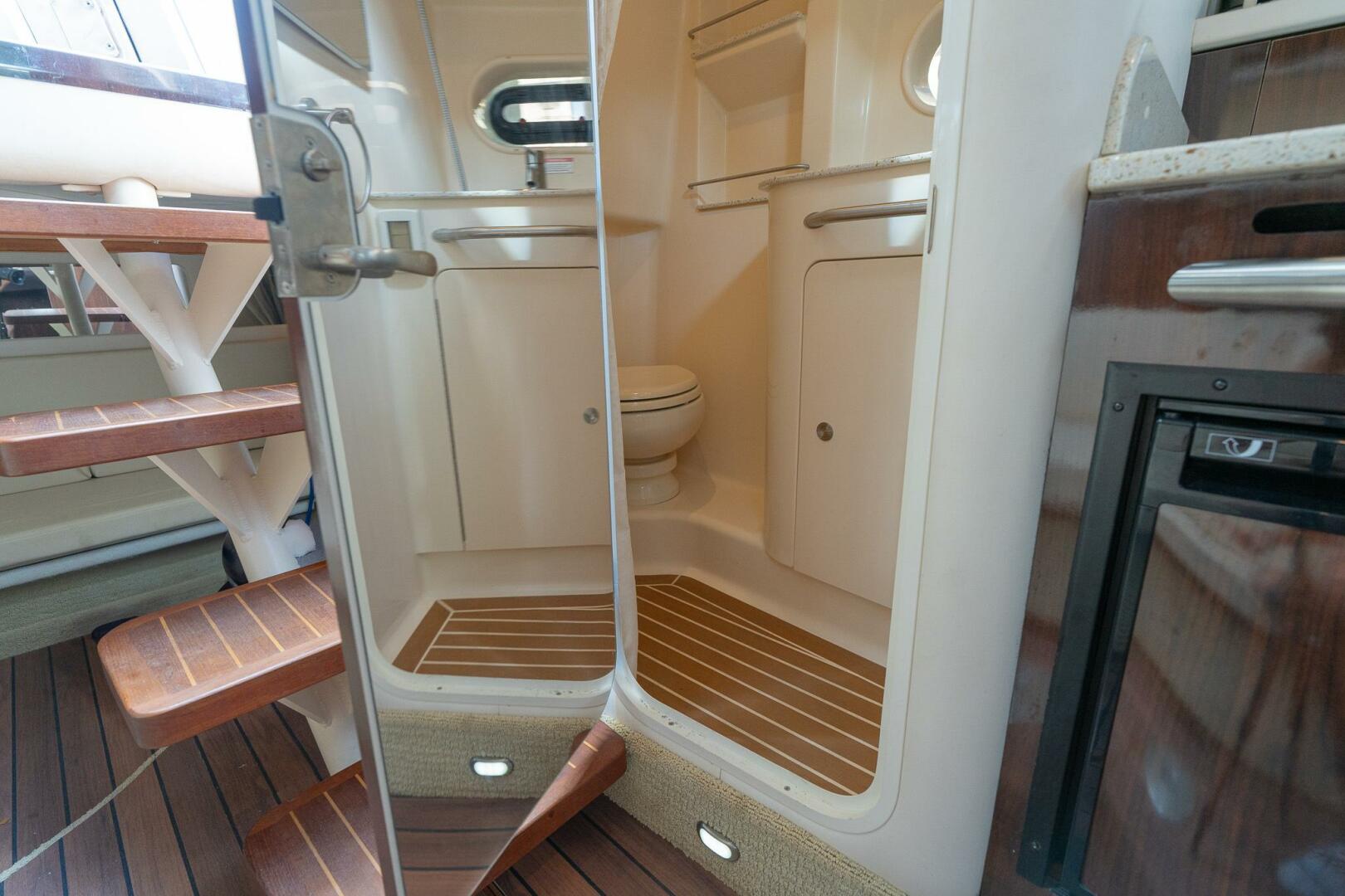 2016 Sea Ray 330 Sundancer - Image 33