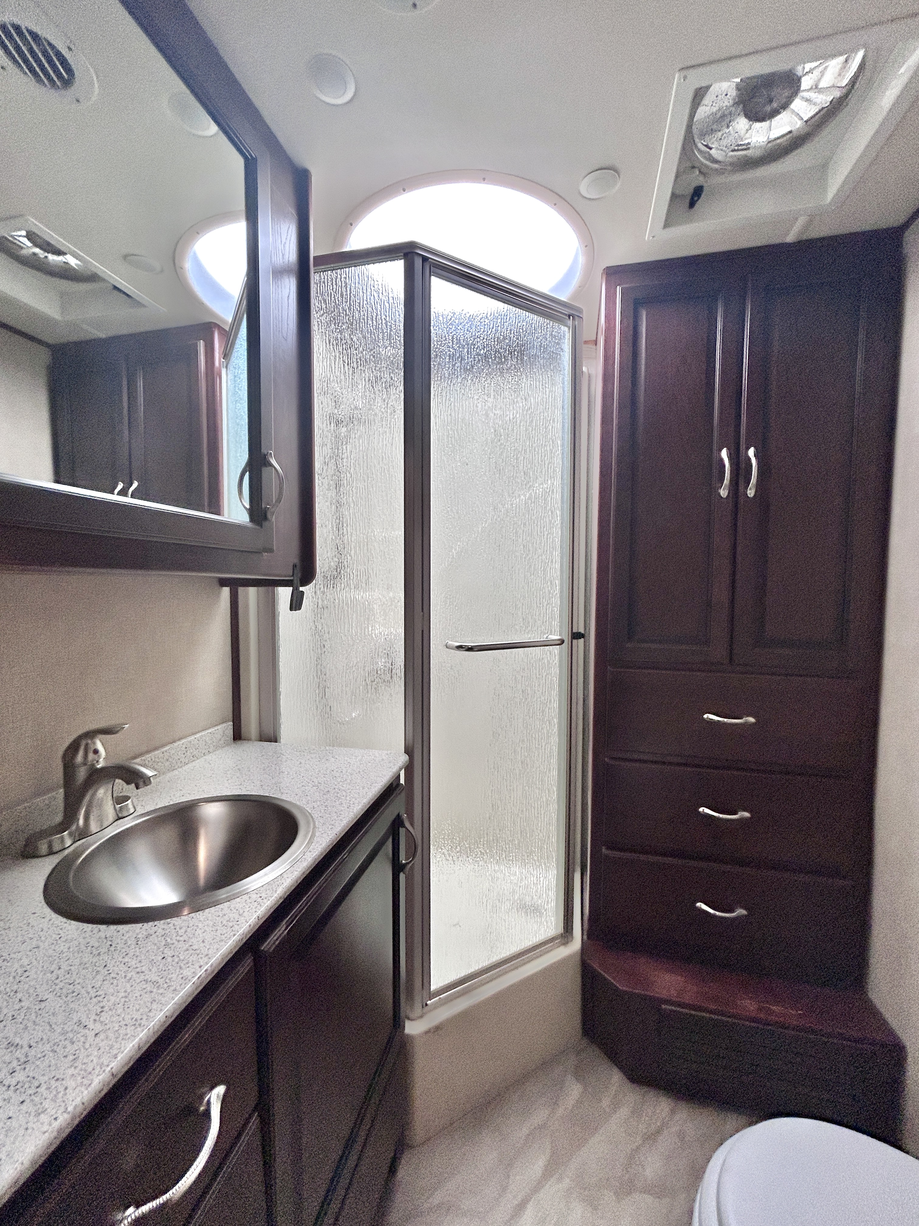 2017 Fleetwood Bounder 36Y - Image 24