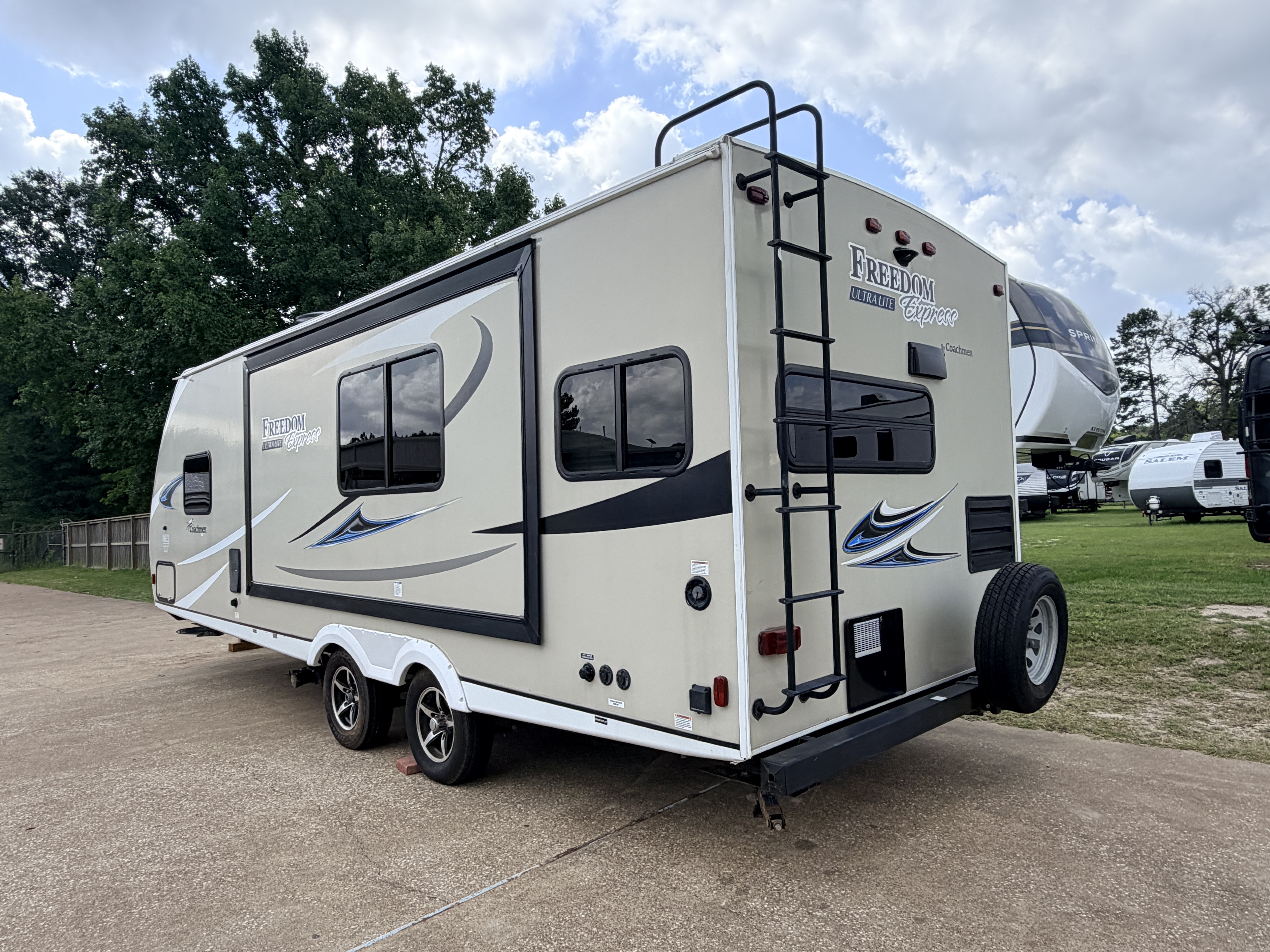 2019 Coachmen Freedom Express Ultra Lite 246RKS - Image 5