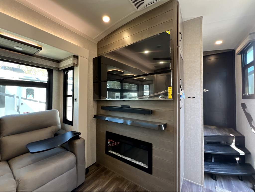 2025 JAYCO NORTH POINT 365RKTS - Image 10