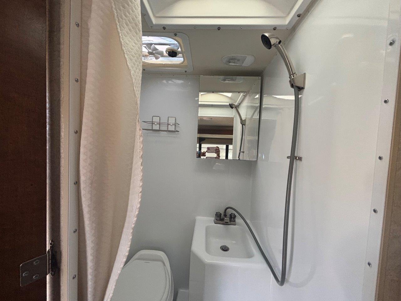 2019 Lance TC Long Bed 995 - Image 11