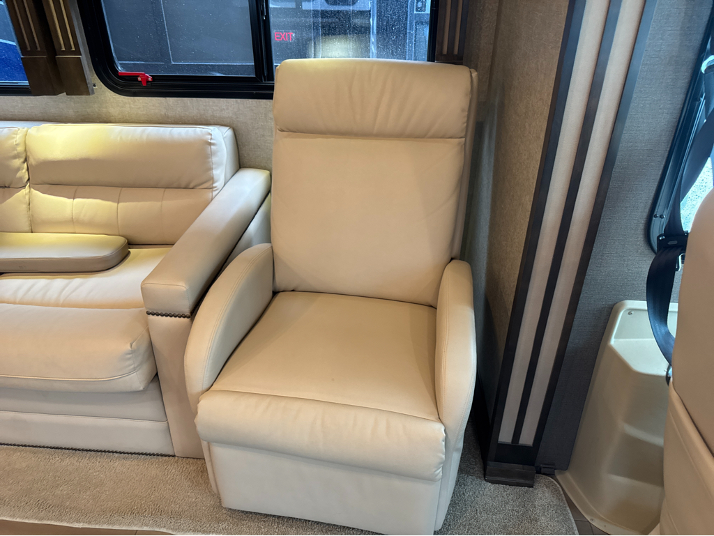 2018 TIFFIN ALLEGRO RED 33AA - Image 13