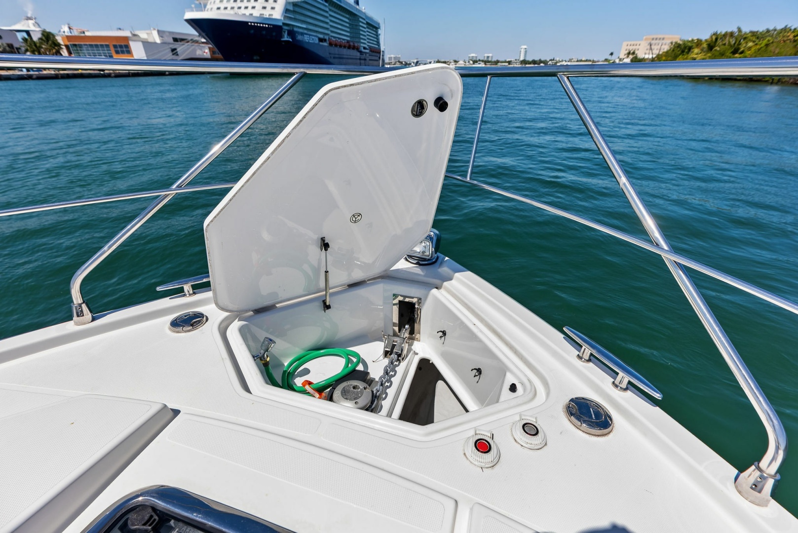 2019 Cruisers Yachts 54 Cantius - Image 30