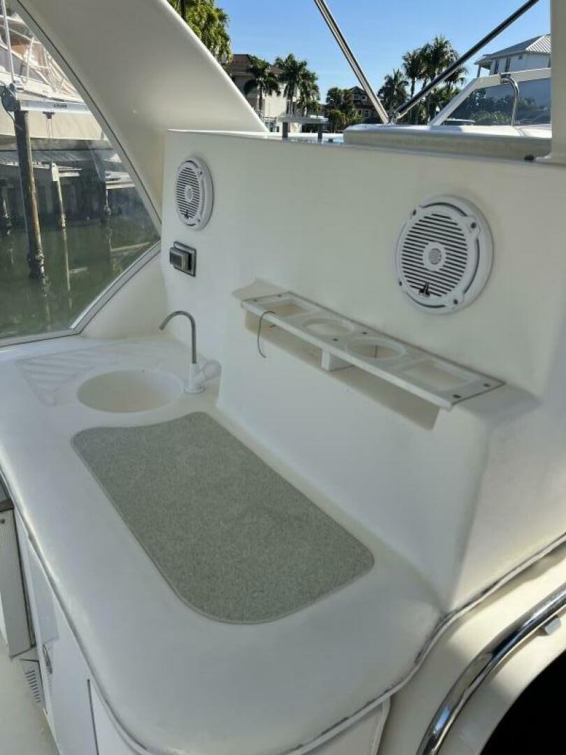 2004 Cruisers Yachts - Image 12