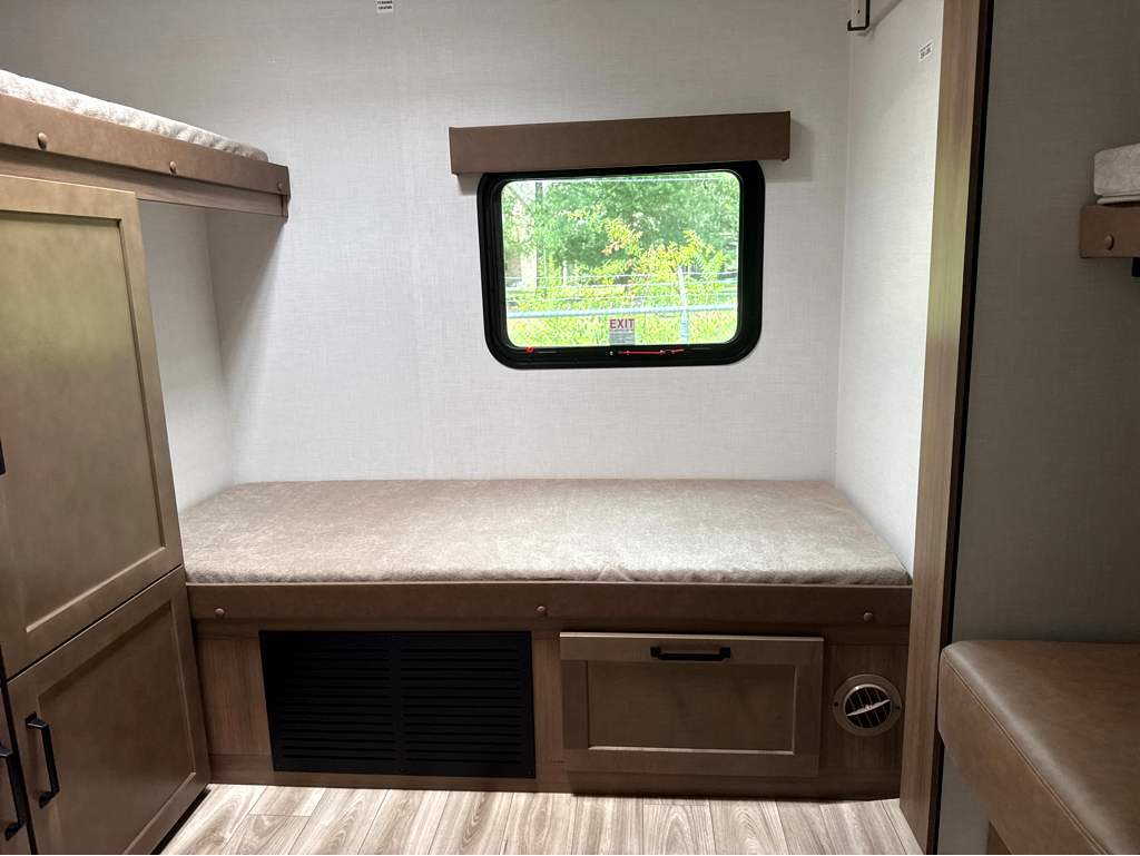 2027 VENTURE RV SPORTTREK 333VIK - Image 18