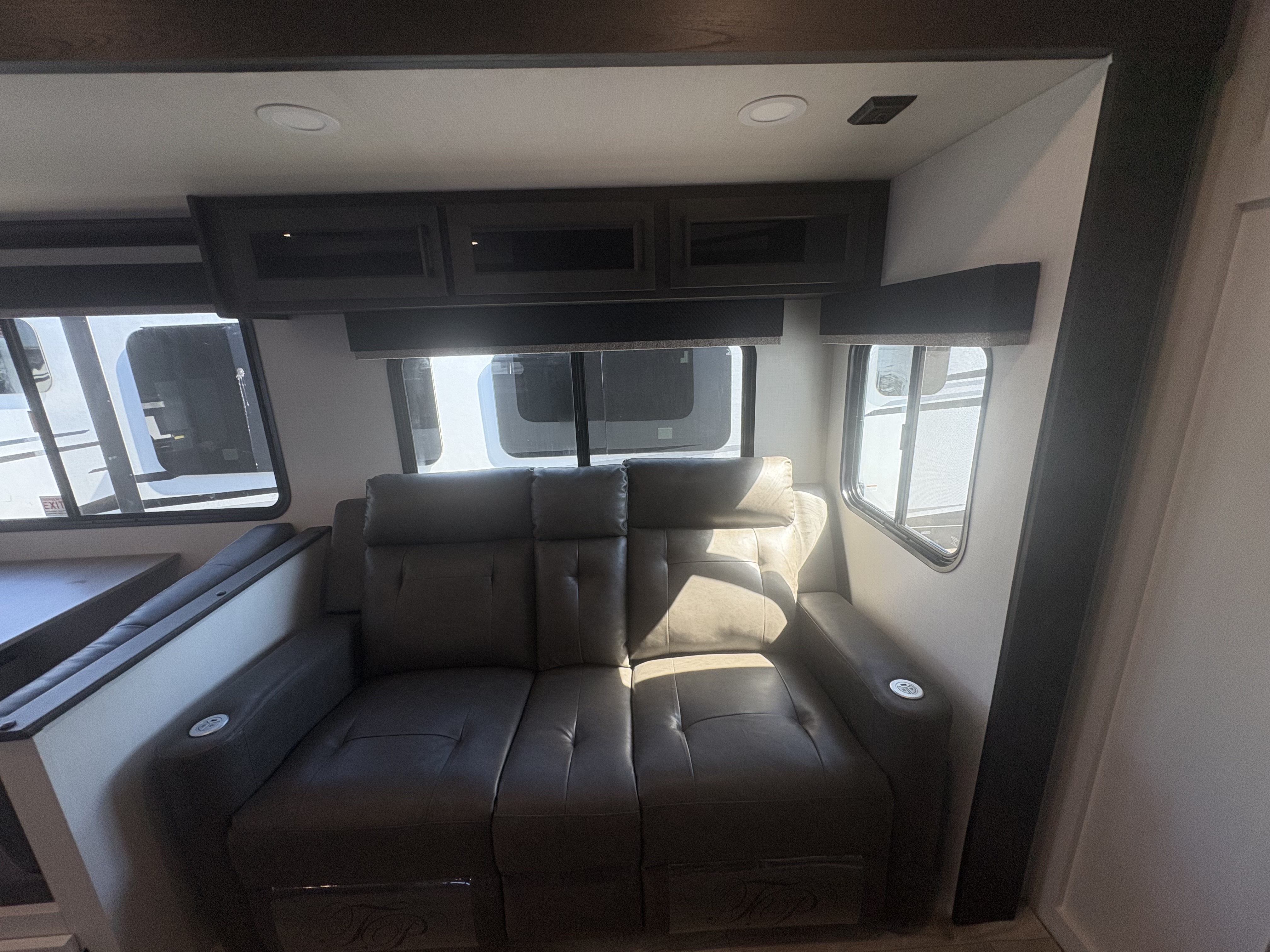 2026 VENTURE RV SPORTTREK 327VIK - Image 15
