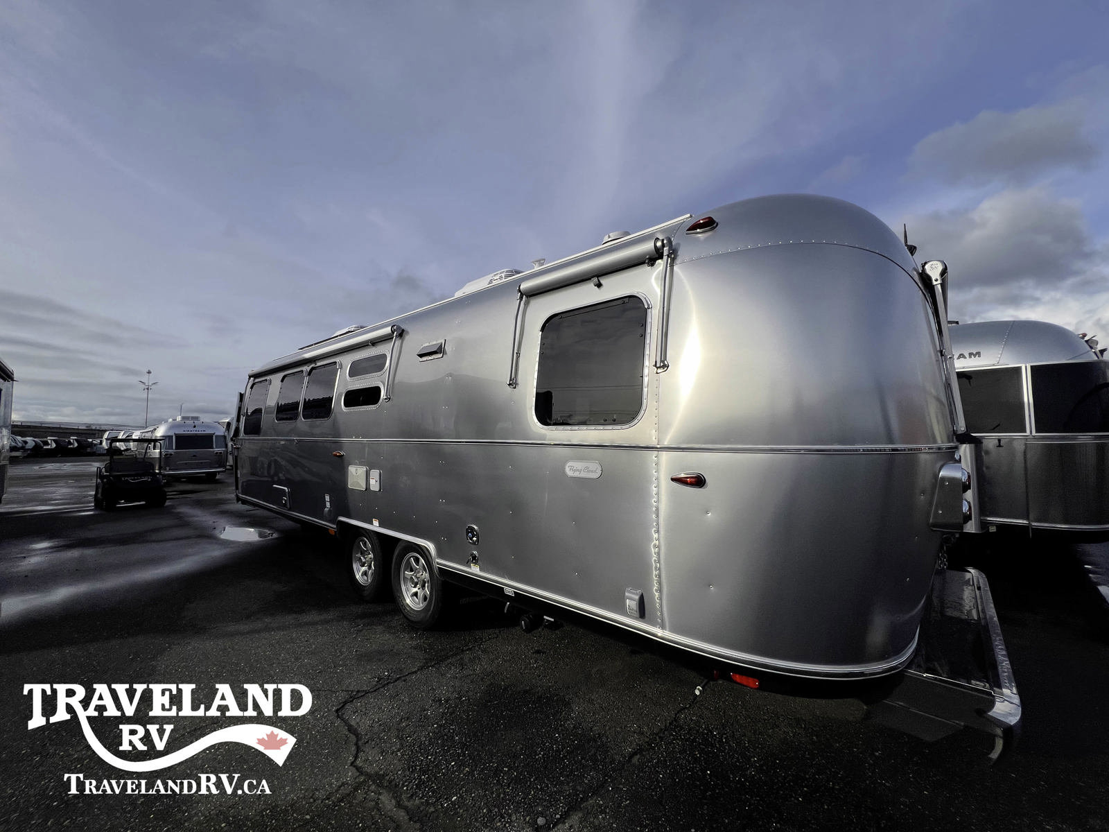 2025 Airstream Flying Cloud 30FB Bunk - Image 5