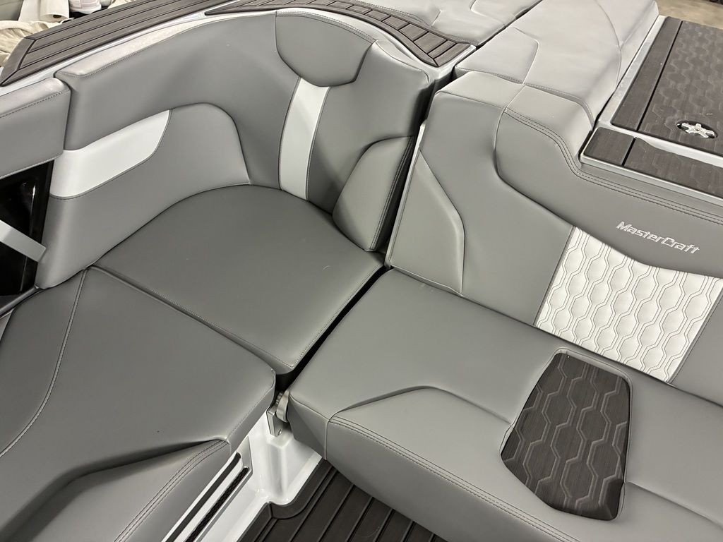 2026 MasterCraft XT24 - Image 26