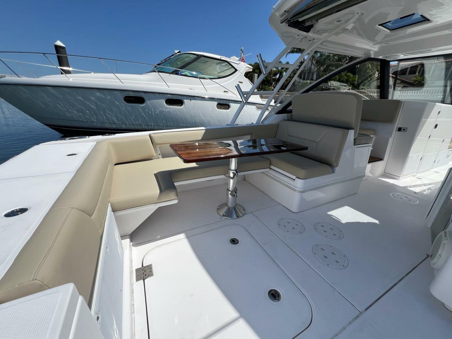 2019 Everglades 340 Dual Console - Image 19