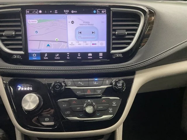 2024 Chrysler Pacifica Wagon 4D Limited - Image 13