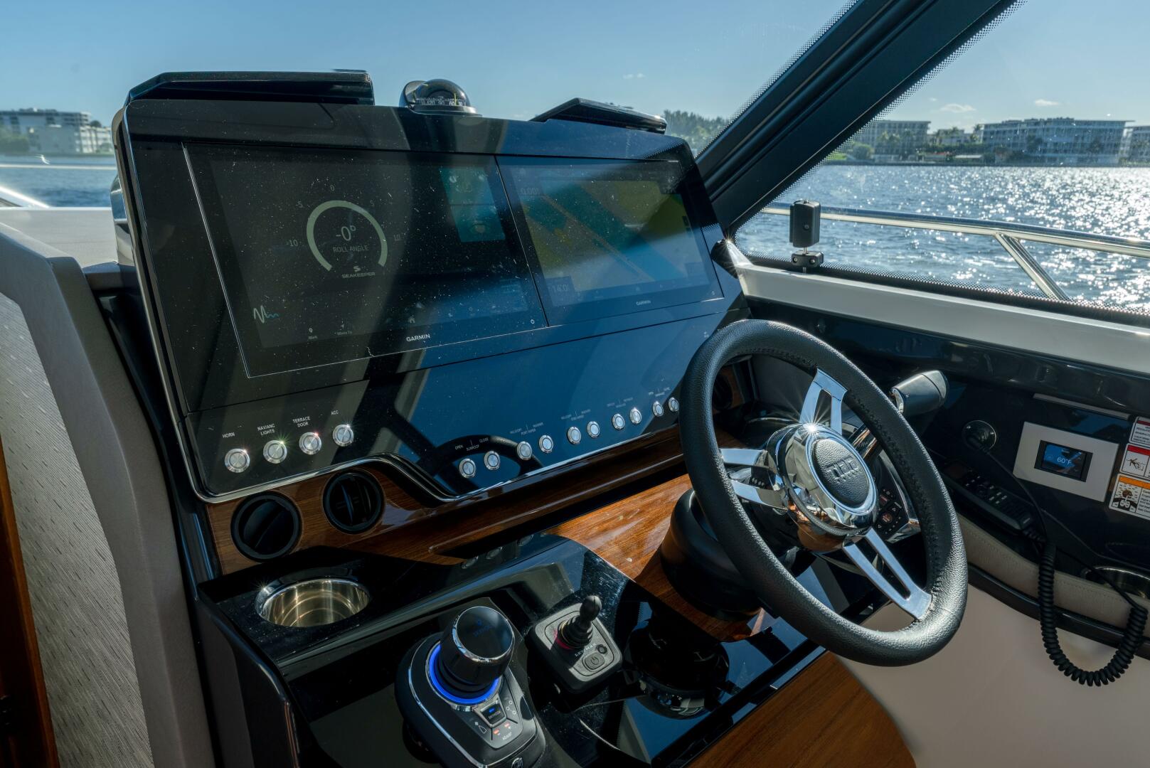 2025 Tiara Yachts 43 LE - Image 23
