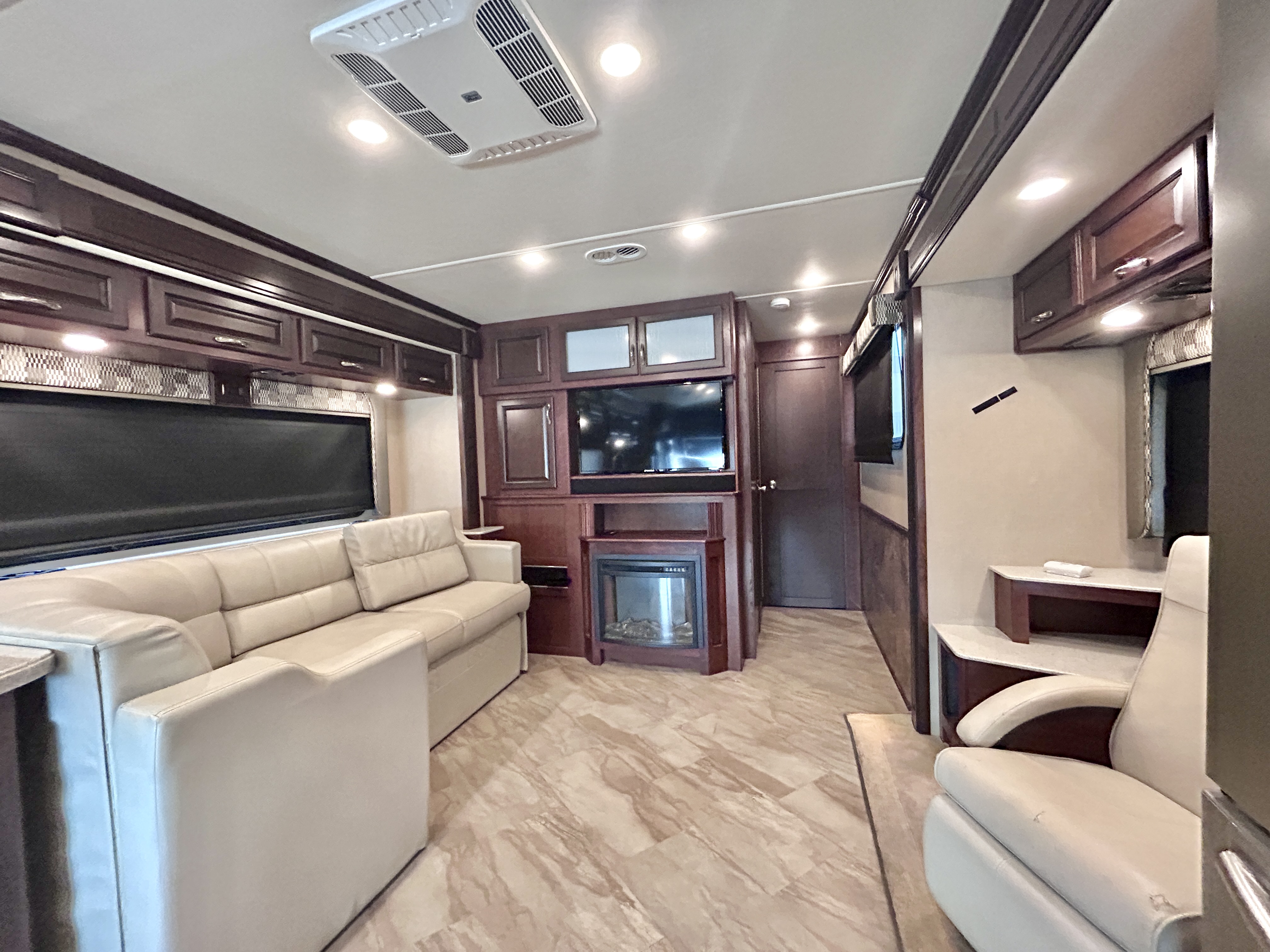 2017 Fleetwood Bounder 36Y - Image 19