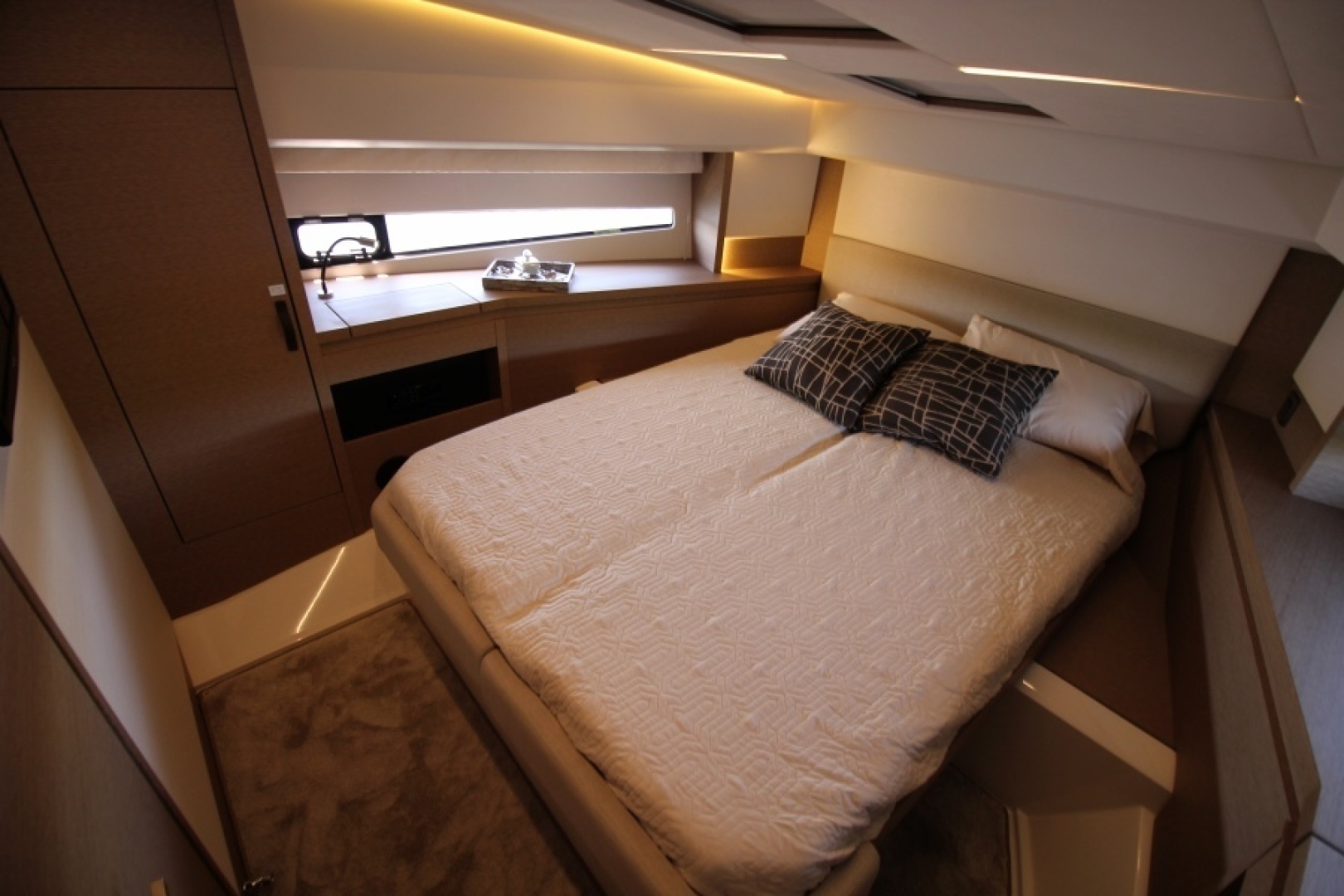 2018 Prestige 460 - Image 25