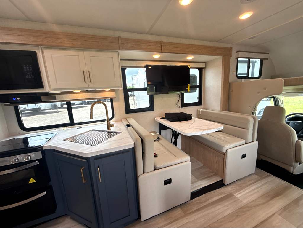 2027 THOR MOTOR COACH MAGNITUDE GA31 - Image 10