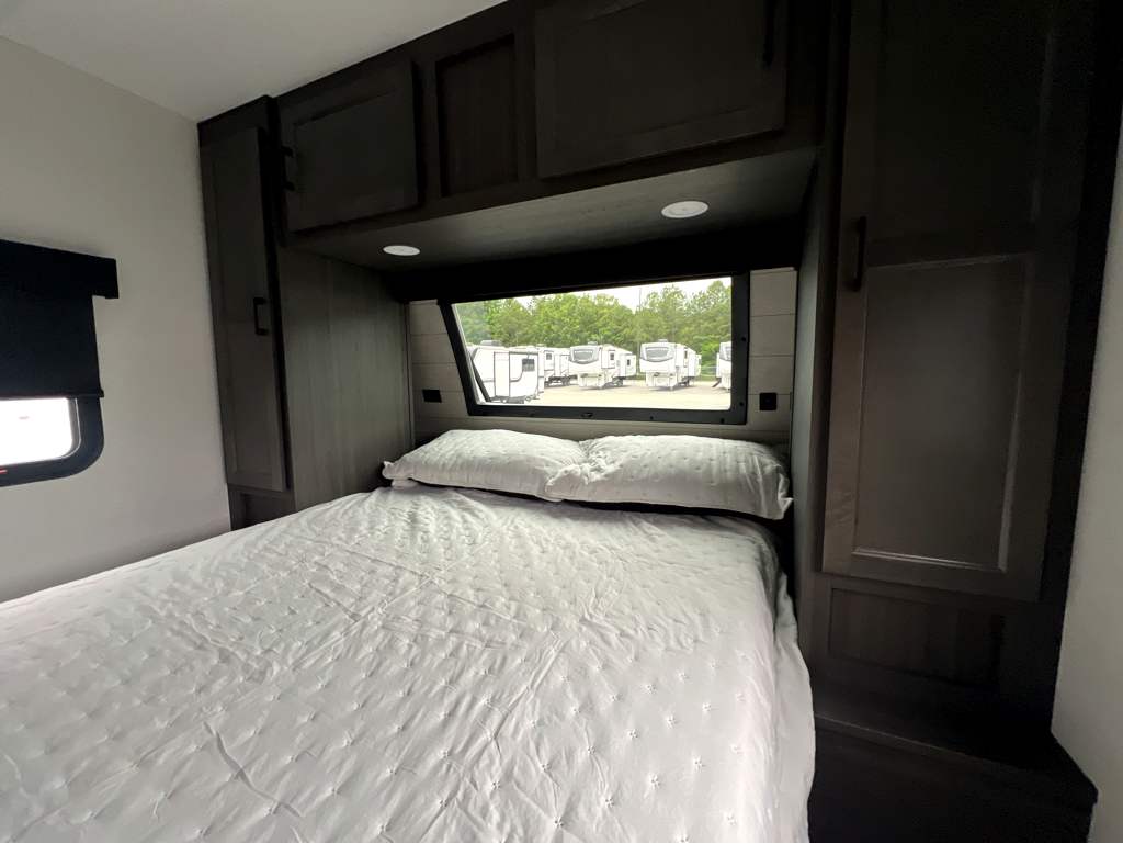 2026 VENTURE RV SPORTTREK 327VIK - Image 24